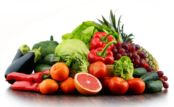 Samenstelling met verschillende soorten verse groenten en fruit — Stockfoto