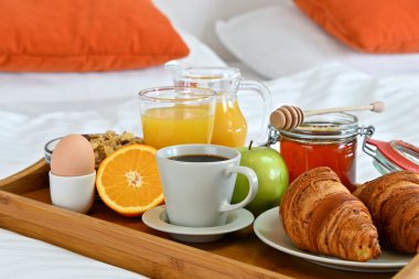 Otel odasında, yatakta kahvaltı..