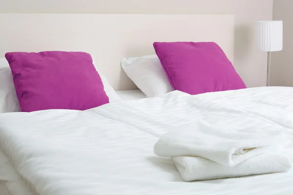 Tweepersoonsbed in de hotelkamer. Accommodatie — Stockfoto