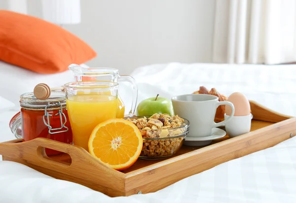 Frühstück im Bett im Hotelzimmer. — Stockfoto