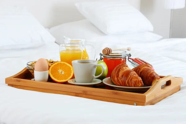 Otel odasında, yatakta kahvaltı.. — Stok fotoğraf