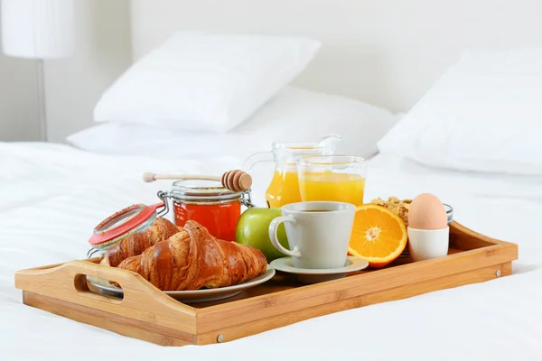Πρωινό στο κρεβάτι στο δωμάτιο ξενοδοχείου. — Φωτογραφία Αρχείου