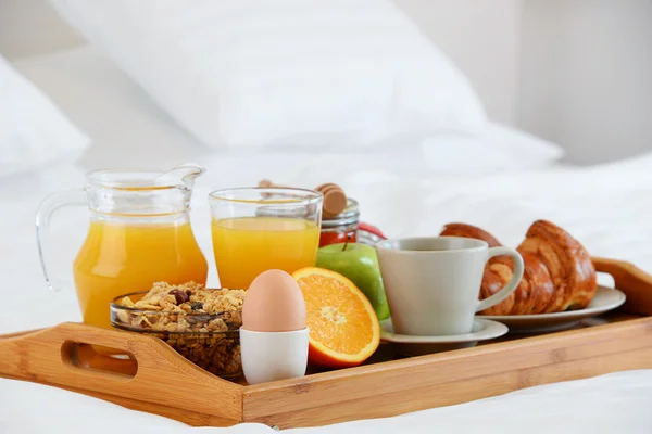 Frühstück im Bett im Hotelzimmer. — Stockfoto