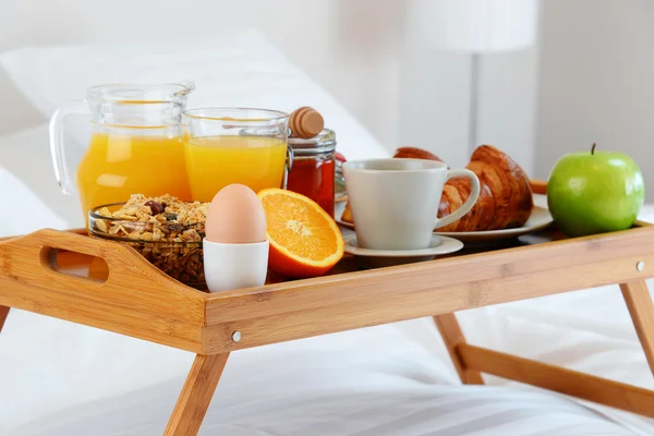 Frühstück im Bett im Hotelzimmer. — Stockfoto