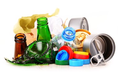 Cam, plastik, metal ve kağıttan oluşan geri dönüşümlü çöp.