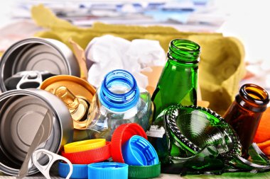 Cam, plastik, metal ve kağıttan oluşan geri dönüşümlü çöp.