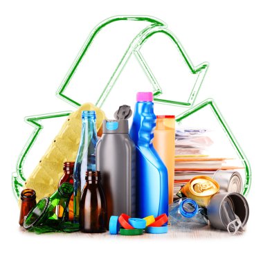 Cam plastik metal ve kağıttan oluşan geri dönüşümlü çöp.