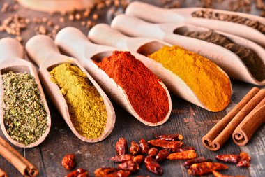Baharat mutfak masasının üzerinde çeşitli