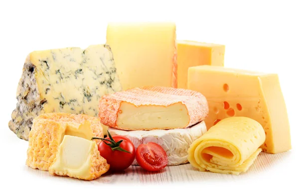 Různé druhy sýra, izolované na bílém pozadí — Stock fotografie