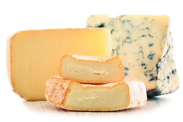 Différentes sortes de fromages isolés sur fond blanc — Photo