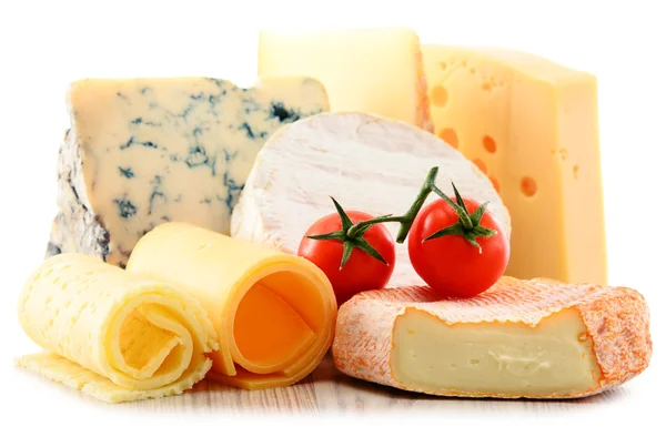 Diferentes tipos de queijo isolado no fundo branco — Fotografia de Stock