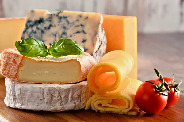 Różne rodzaje sera na stole kuchennym — Zdjęcie stockowe
