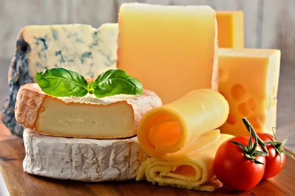 Mutfak masasında farklı peynirler var. — Stok fotoğraf