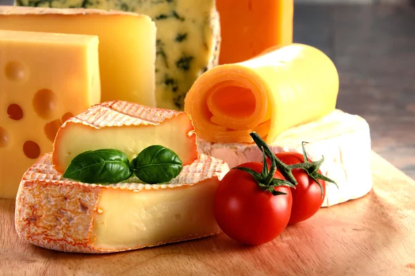 Différentes sortes de fromage sur la table de cuisine — Photo