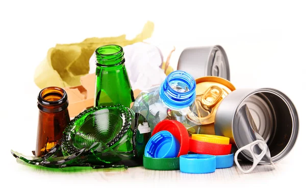 Rifiuti riciclabili costituiti da vetro, plastica, metallo e carta — Foto Stock