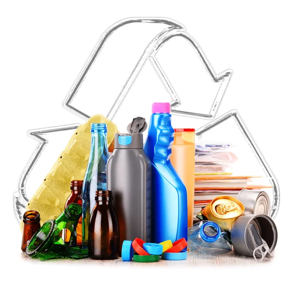 Cam plastik metal ve kağıttan oluşan geri dönüşümlü çöp.