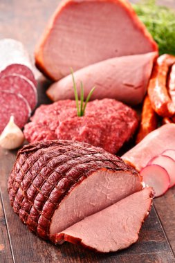 Jambon ve sosis dahil çeşitli et ürünleri.