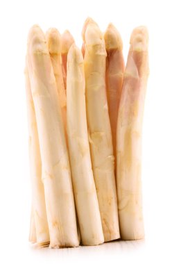 ham kuşkonmaz üzerinde beyaz izole