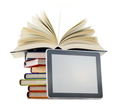 Kitaplar ve tablet bilgisayar üzerinde beyaz izole kompozisyonu