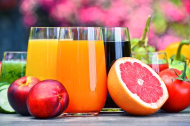 Gözlük ile taze organik bahçe suyu Detoks