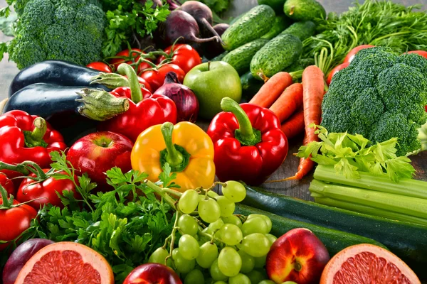 Kompozycja z szeroką gamę ekologicznych warzyw i owoców — Zdjęcie stockowe