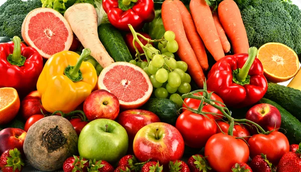 Složení s řadou bio zeleniny a ovoce — Stock fotografie