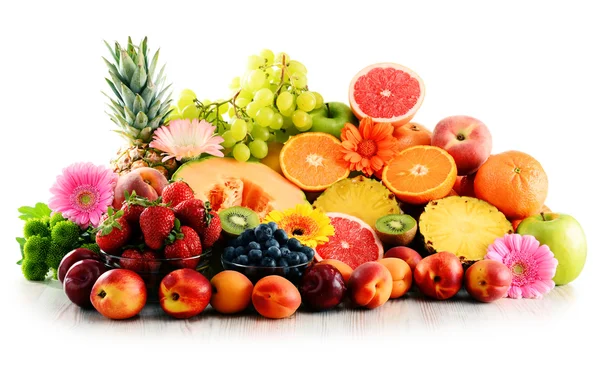 Komposition mit verschiedenen Früchten isoliert auf weiß — Stockfoto