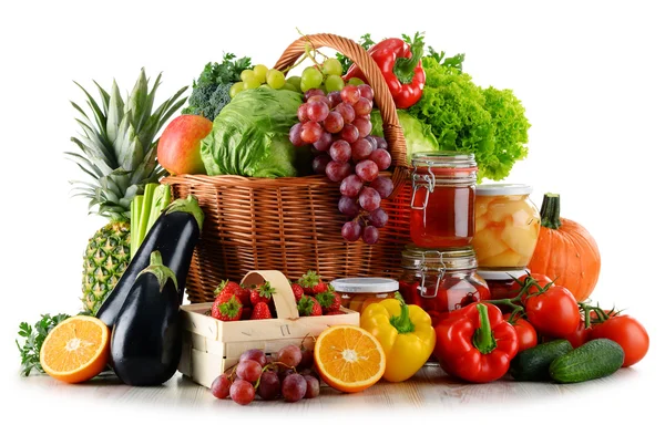 Composição com alimentos orgânicos isolados em branco — Fotografia de Stock