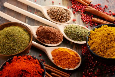 Baharat mutfak masasının üzerinde çeşitli