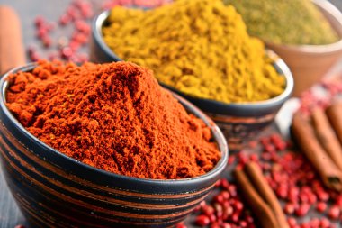 Baharat mutfak masasının üzerinde çeşitli