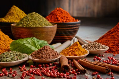 Baharat mutfak masasının üzerinde çeşitli