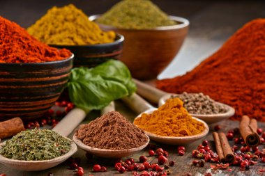 Baharat mutfak masasının üzerinde çeşitli