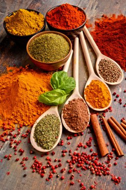Baharat mutfak masasının üzerinde çeşitli