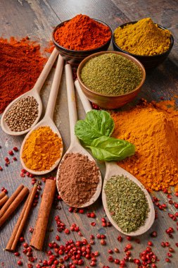 Baharat mutfak masasının üzerinde çeşitli