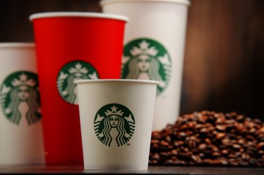 Starbucks kahve ve fasulye fincan ile kompozisyon