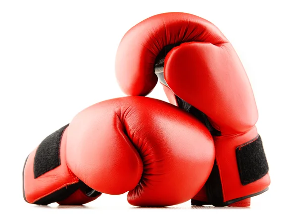 Par de luvas de boxe de couro vermelho isolado em branco — Fotografia de Stock