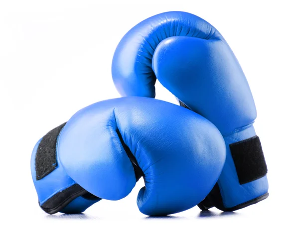 Par de guantes de boxeo de cuero azul aislados en blanco — Foto de Stock