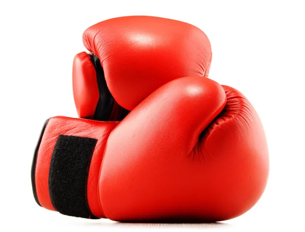 Een paar rode leren bokshandschoenen geïsoleerd op wit — Stockfoto