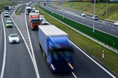 Dört şeritli kontrollü erişimli otoyol Polonya