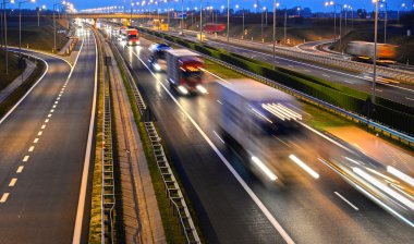 Dört şeritli kontrollü erişimli otoyol Polonya