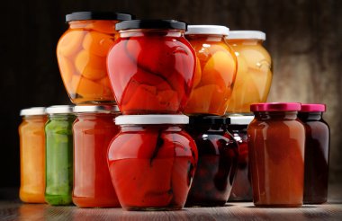 Meyveli kompostolar ve reçel kavanoz. Konserve sebzeleri
