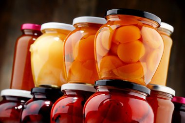 Meyveli kompostolar ve reçel kavanoz. Konserve sebzeleri