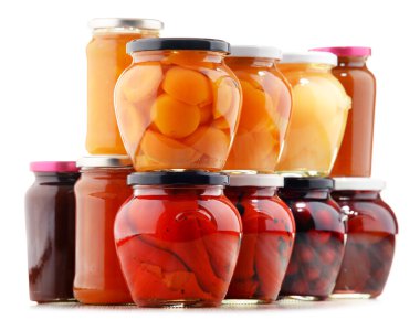 Meyveli kompostolar ve reçel kavanoz. Konserve sebzeleri
