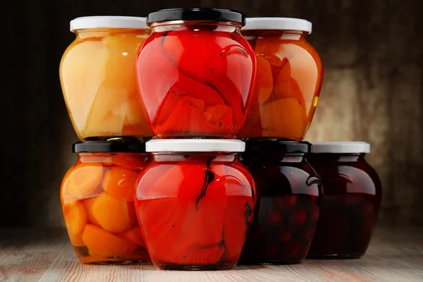 Jars with fruity compotes and jams. Preserved fruits — Stock Photo, Image