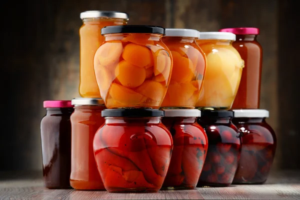 Potten met fruitige vruchtenmoes en jam. Geconserveerde vruchten — Stockfoto