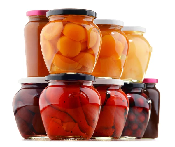 Gläser mit fruchtigen Kompotten und Marmeladen. konservierte Früchte — Stockfoto