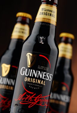 Üç Guinness bira şişesi