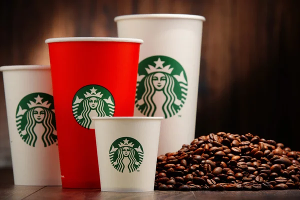 Состав с чашкой кофе и бобами Starbucks — стоковое фото
