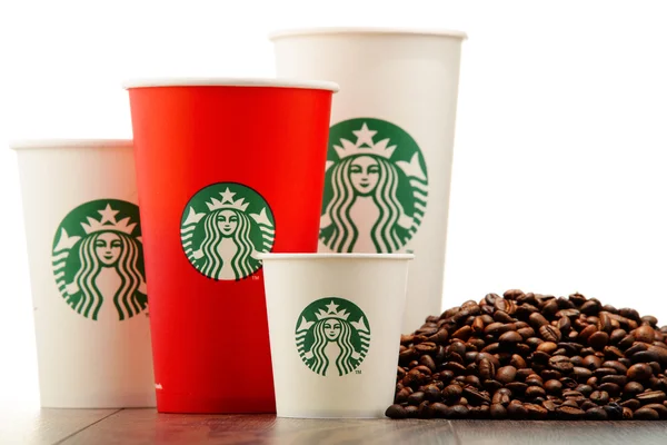 Composición con taza de café Starbucks y frijoles —  Fotos de Stock
