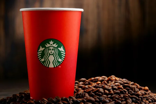 Σύνθεση με φλιτζάνι Starbucks καφέ και φασόλια — Φωτογραφία Αρχείου